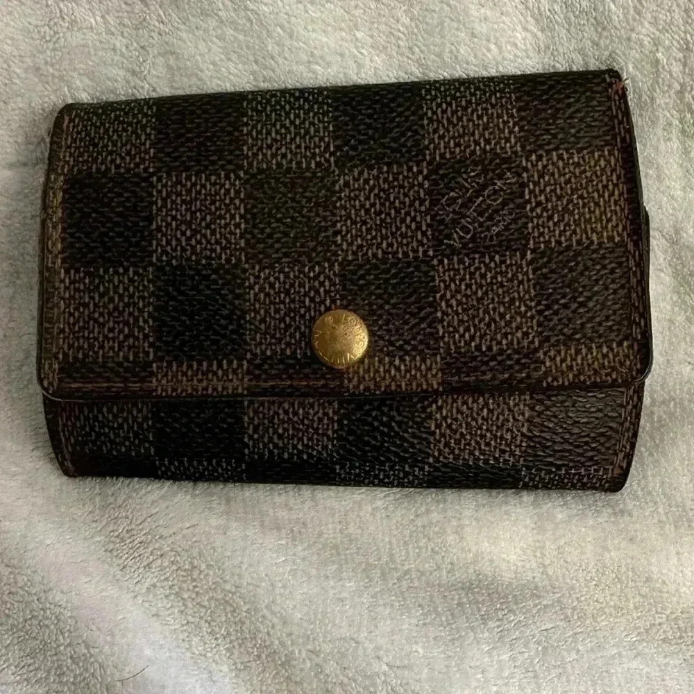 Authentic Louis Vuitton 6 key holder